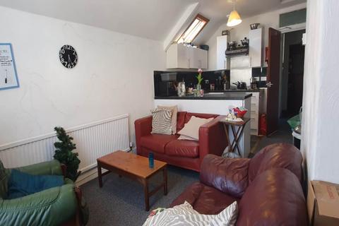 3 bedroom flat to rent, Glynrhondda Street, Cathays, Cardiff