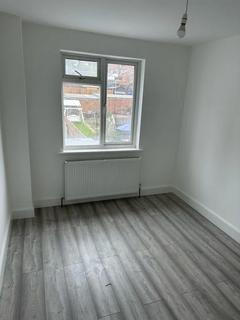 4 bedroom semi-detached house to rent, Micklefield Road, High Wycombe HP13