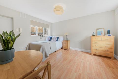Studio to rent, Langland Gardens, Hampstead, London, NW3
