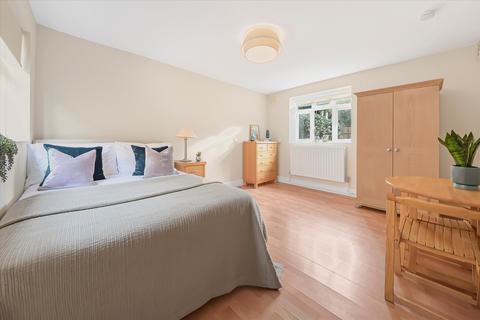 Studio to rent, Langland Gardens, Hampstead, London, NW3
