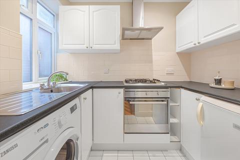 Studio to rent, Langland Gardens, Hampstead, London, NW3