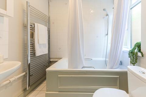 Studio to rent, Langland Gardens, Hampstead, London, NW3