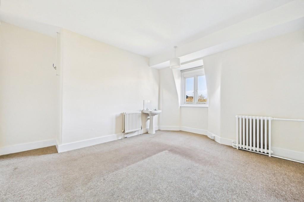 E3c34e9c-CAM01085 G0-PR0648-STILL006