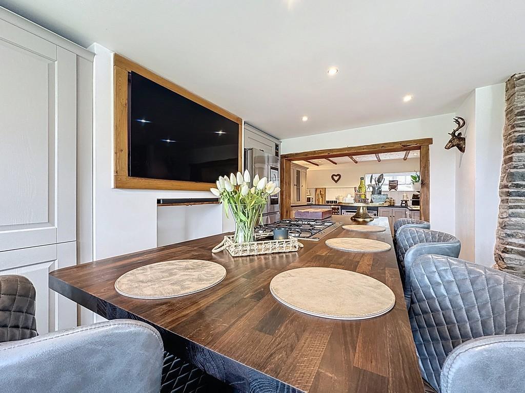 Kitchen breakfast island