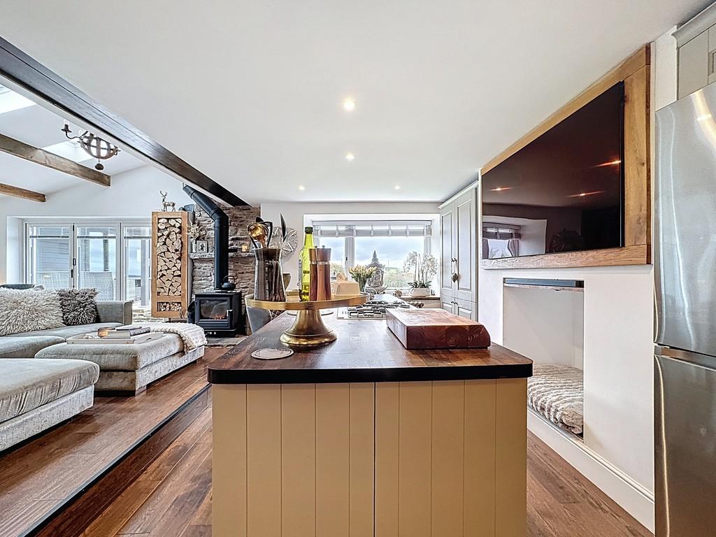Breakfast island to living space