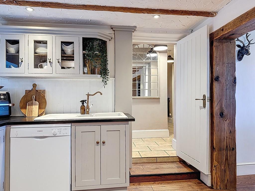 Fitted kitchen to inner hall
