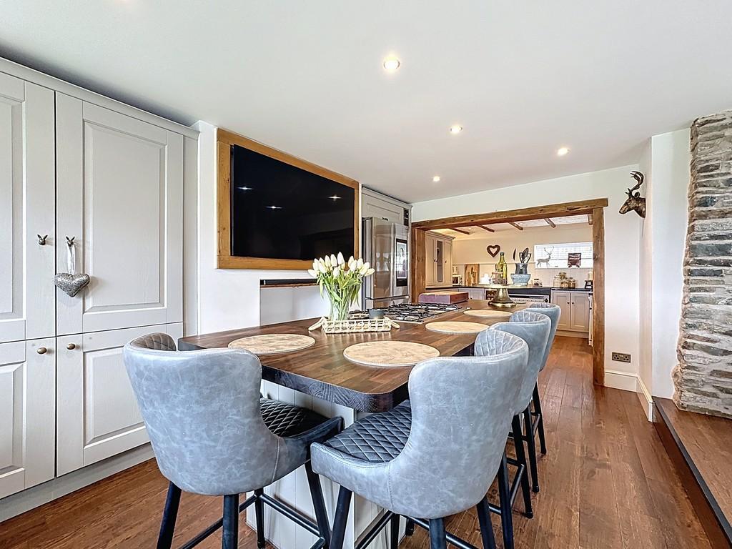 Kitchen breakfast island