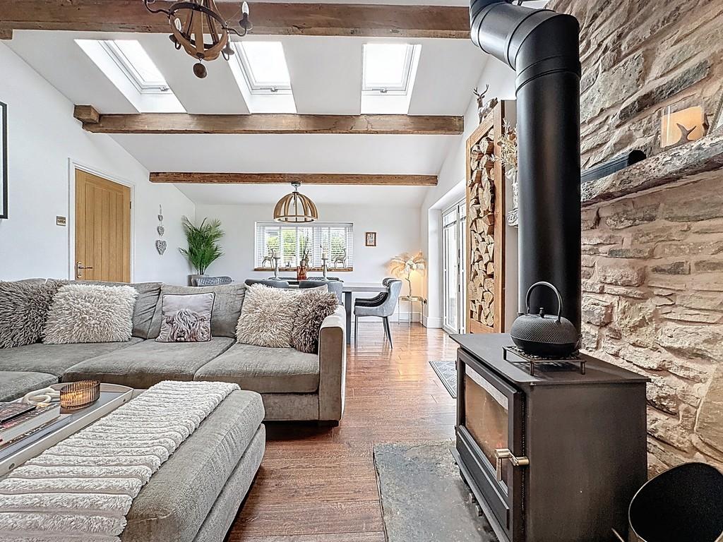 Living area to dining area