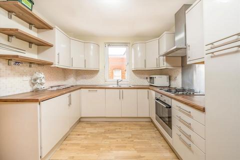 2 bedroom flat to rent, Compayne Gardens, London NW6