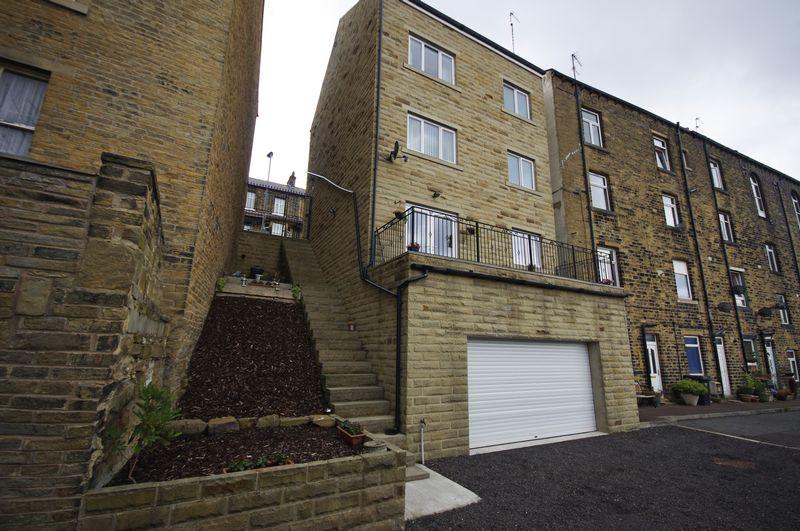 17 Hollins Lane, Sowerby Bridge, HX6 2RX 5 bed detached house £210,000