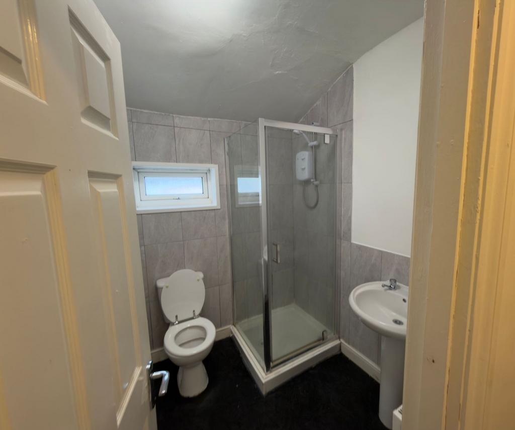 Well-presented bathroom with an enclosed shower...
