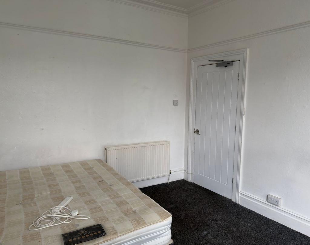 Simple bedroom with a double mattress, neutral ...
