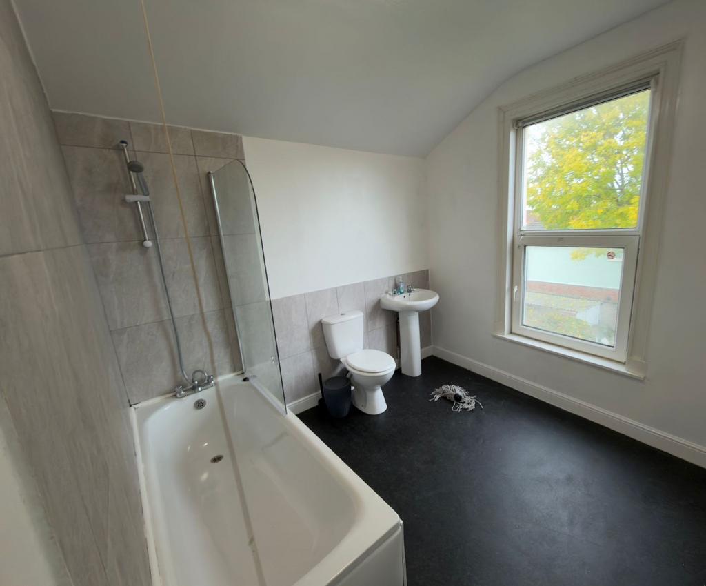 Bright, recently updated bathroom with a full b...