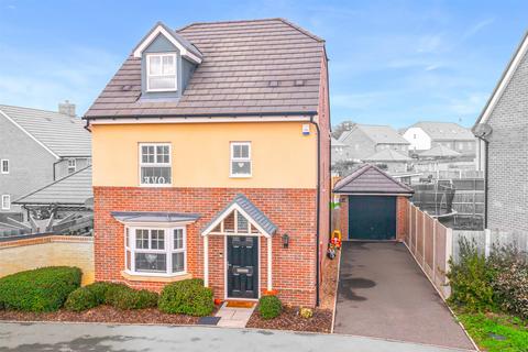 4 bedroom detached house for sale, Lowlands Road, Hullbridge SS5