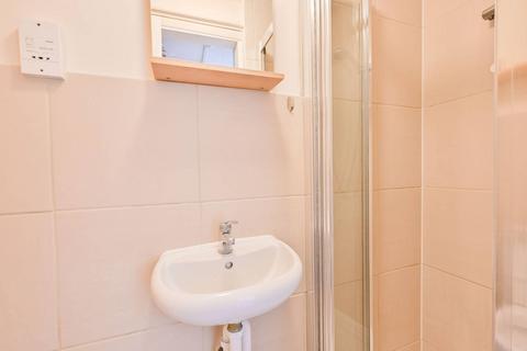 Studio to rent, Fortis Green, East Finchley, London, N2