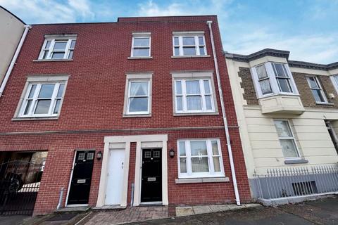 4 bedroom terraced house to rent, The Strand, Ryde