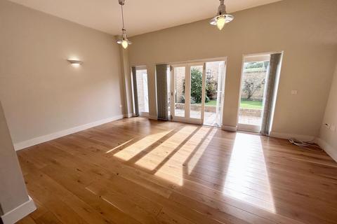 4 bedroom terraced house to rent, The Strand, Ryde