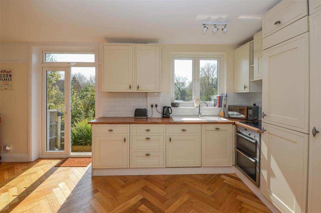 Kitchen 1.jpg