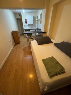 Studio to rent, 86 Walworth Road, London, SE1