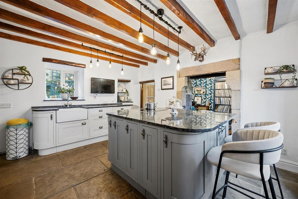 Kitchen towards Snug.jpg