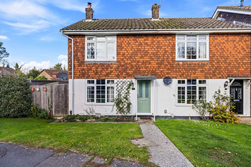 Strathmore Road, Crawley RH11 2 bed house - £375,000