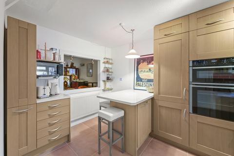 2 bedroom flat to rent, Chalford Court, SW15