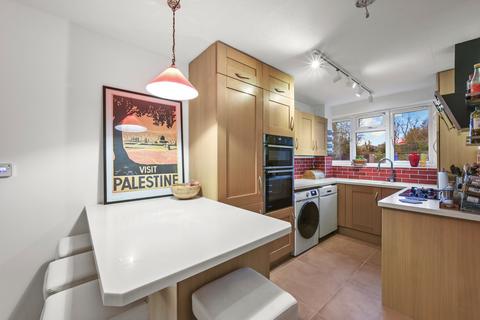 2 bedroom flat to rent, Chalford Court, SW15