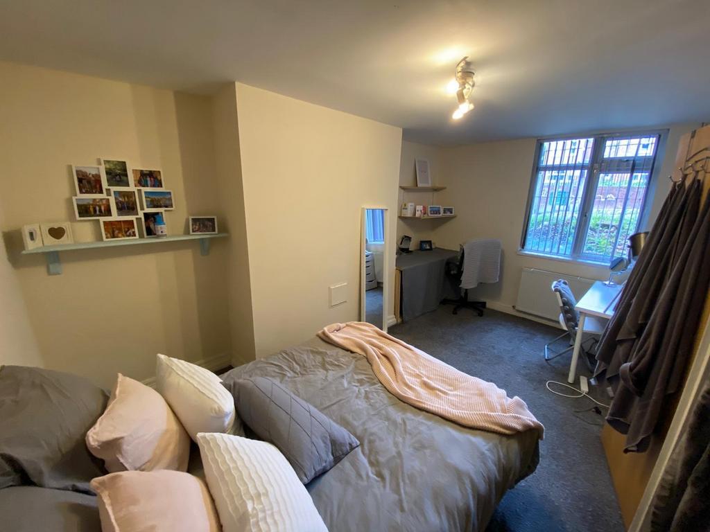 Bright, neatly presented double bedroom with a ...