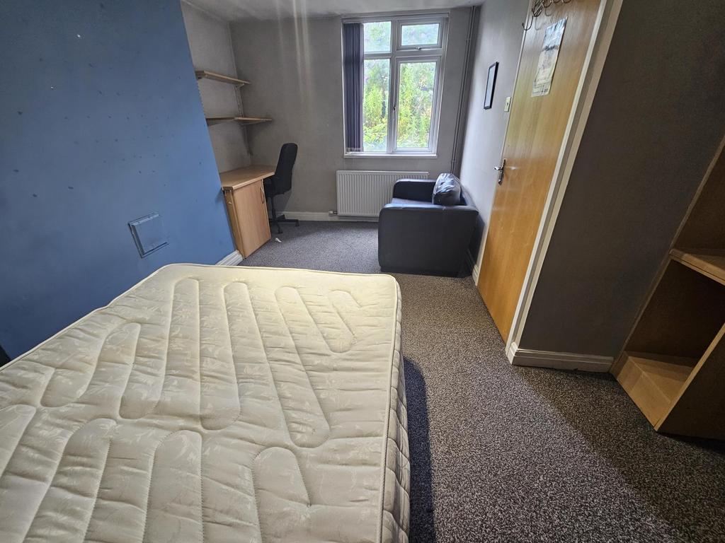 Bright, neatly presented double bedroom with a ...