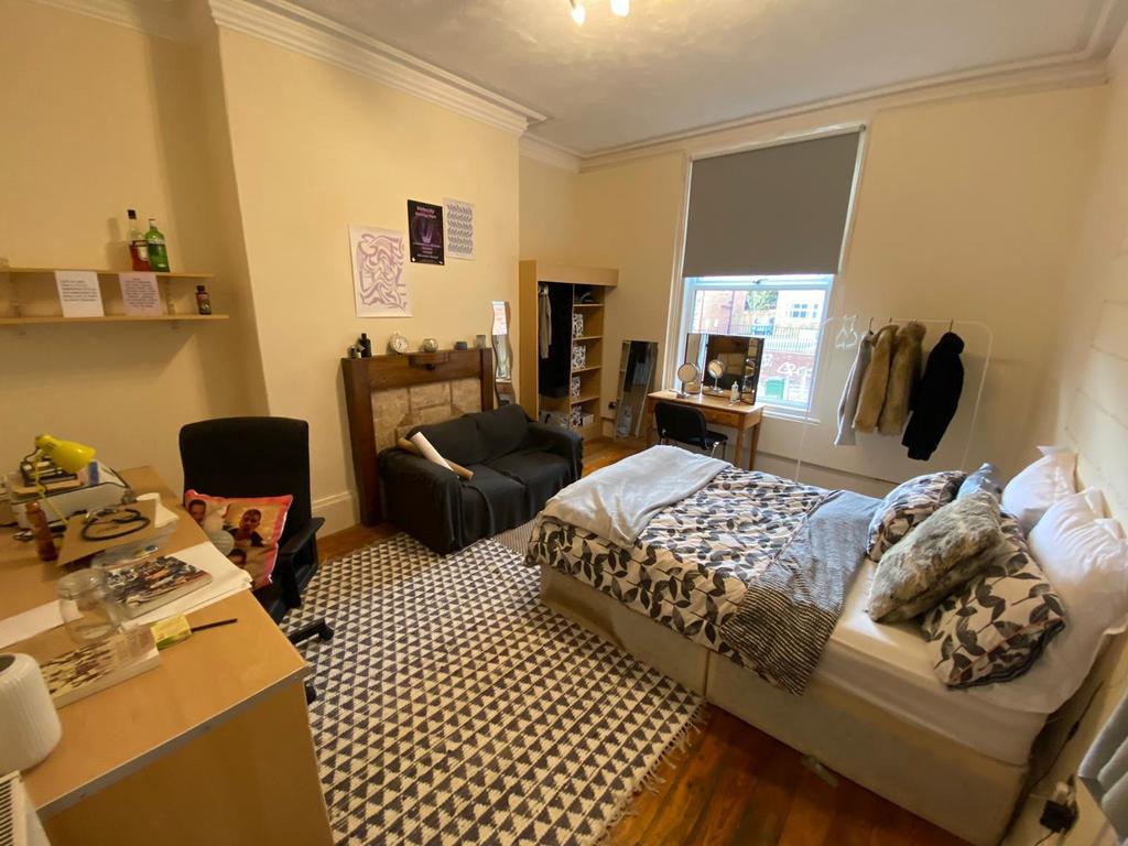 Bright, well-furnished double bedroom with two ...