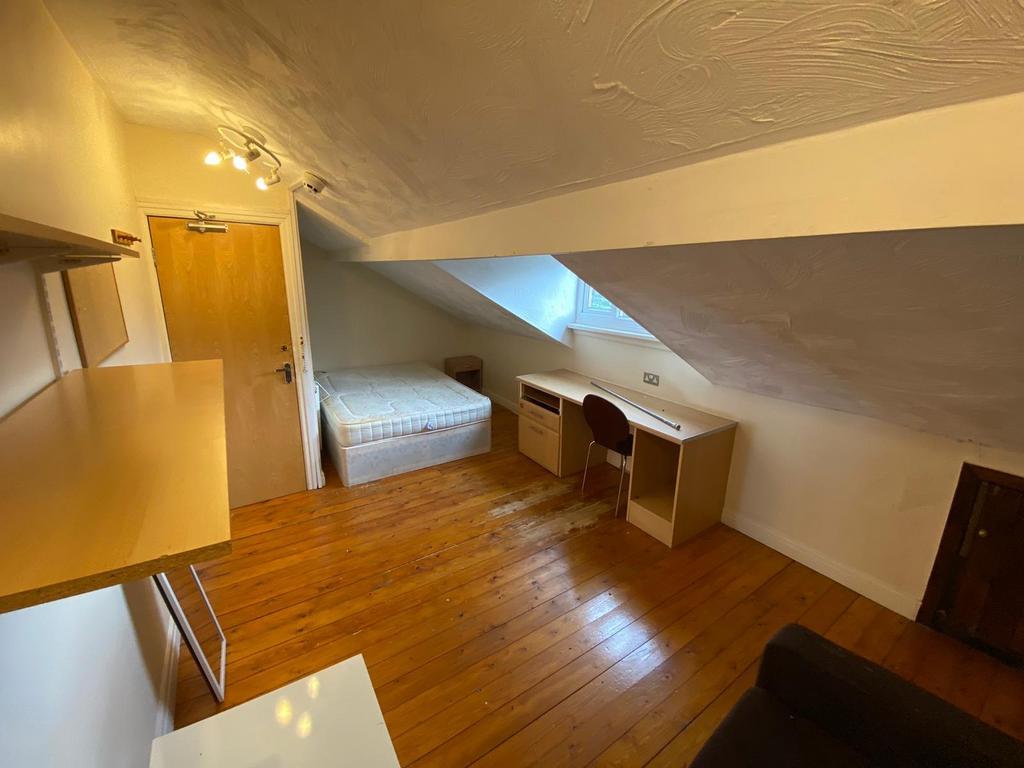 Bright attic double bedroom with wooden floors,...