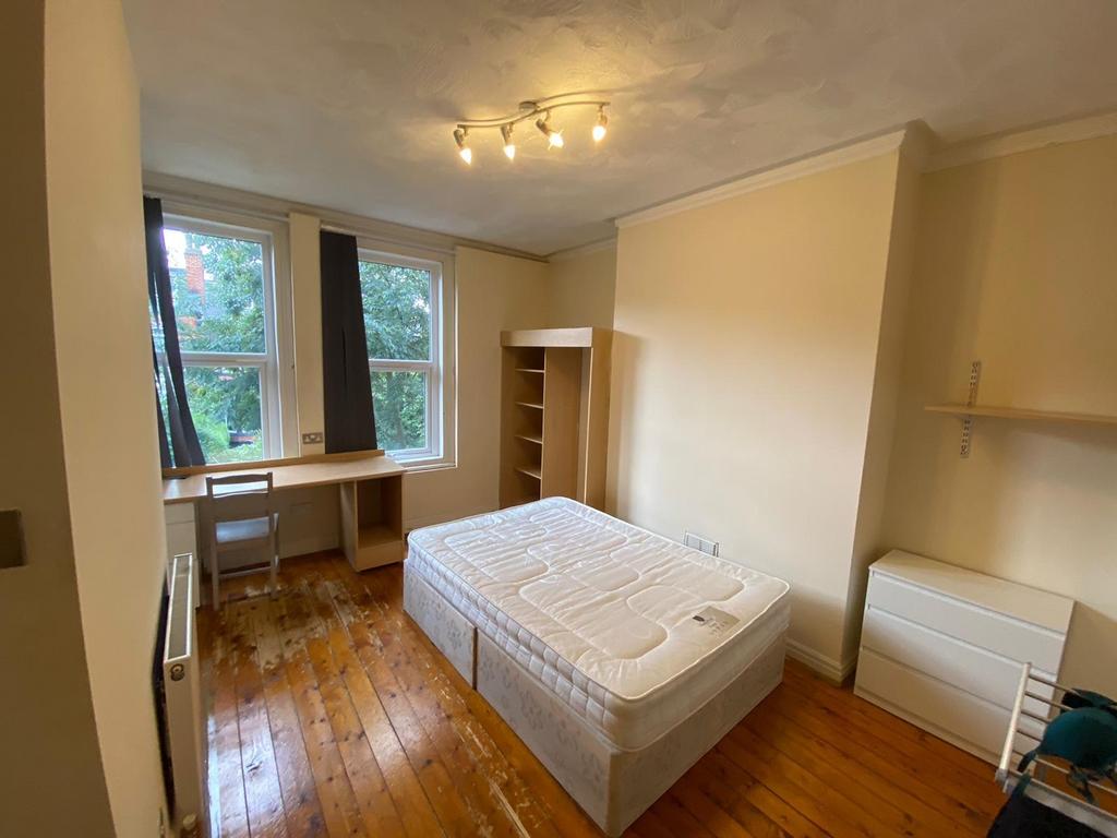 Bright, simply furnished double bedroom with wo...