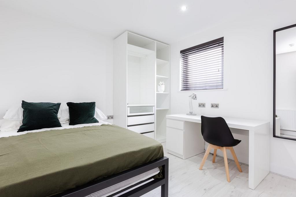 Bright and modern single bedroom with minimalis...
