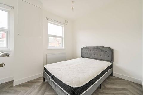 2 bedroom flat to rent, Dunbar Road, N22, Wood Green, London, N22