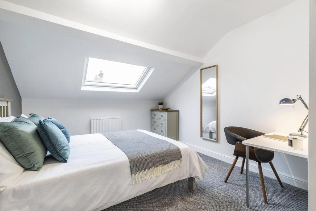 Bright, well-presented double bedroom in a loft...