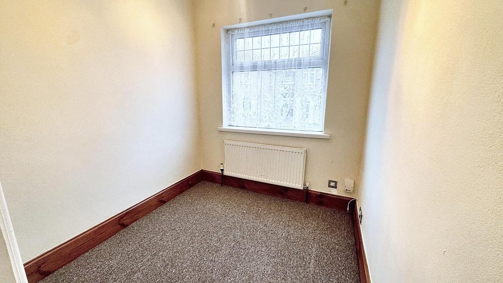Compact, tidy single bedroom with a front-facin...
