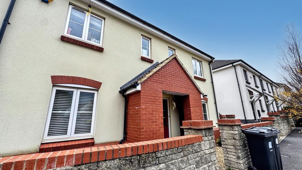 Well-presented terrace-style property with a sh...