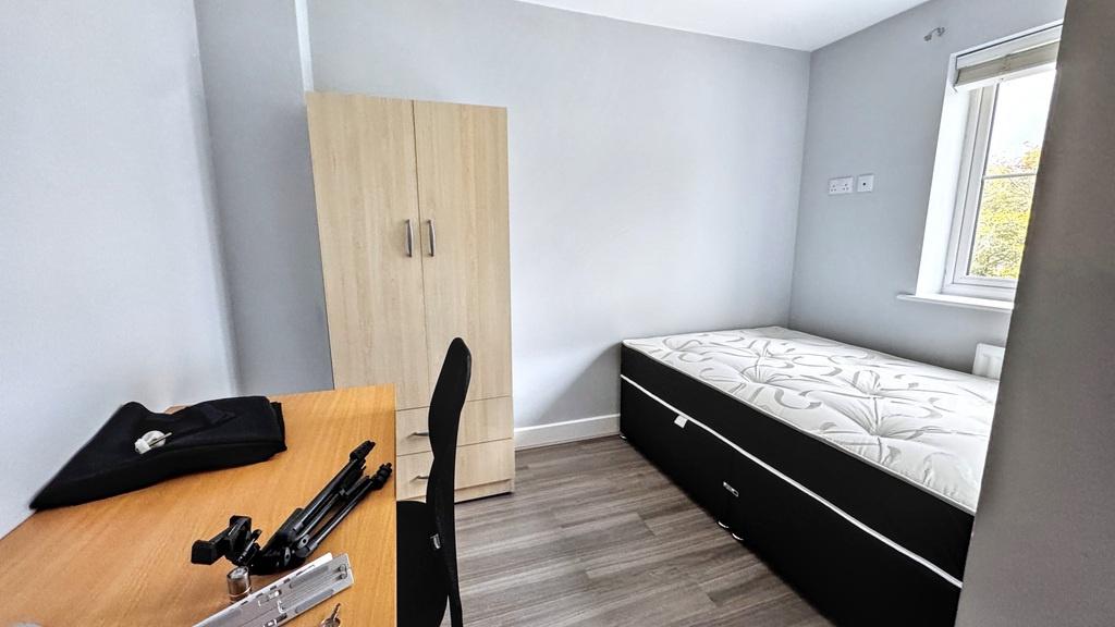 Bright, tidy single bedroom with a single bed, ...