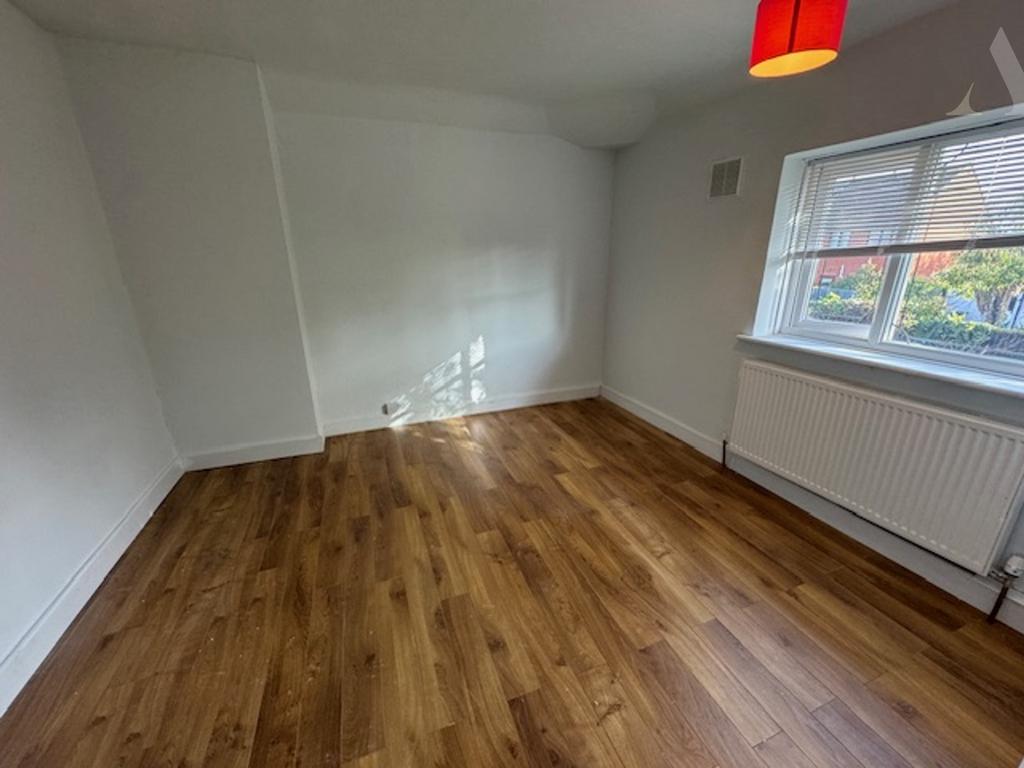5 Glascote Grove. bed 2.jpeg