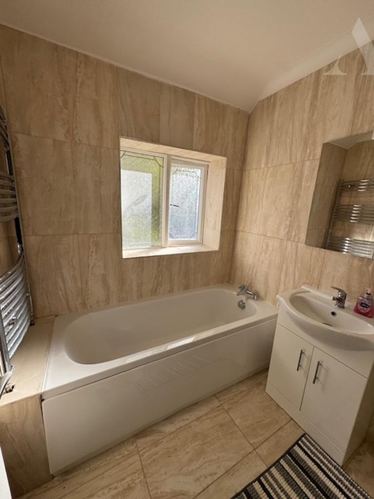 5 Glascote Grove. bathroom.jpeg