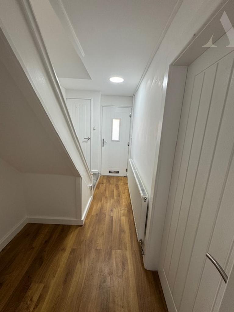 5 Glascote Grove. hallway.jpeg