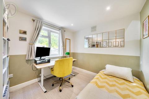 118 Runnymede, London, SW19 2PH