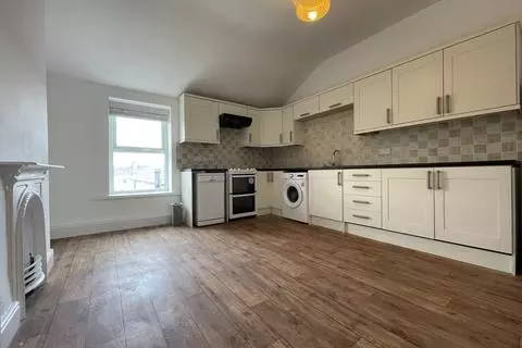 2 bedroom property to rent - Aanzicht 4