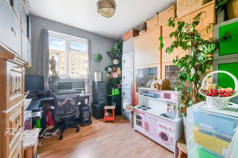 2 bedroom flat for sale, Dagnall Street, London SW11