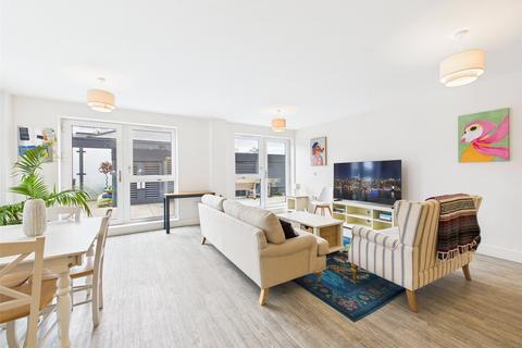 2 bedroom penthouse to rent, Swan Street, Old Isleworth
