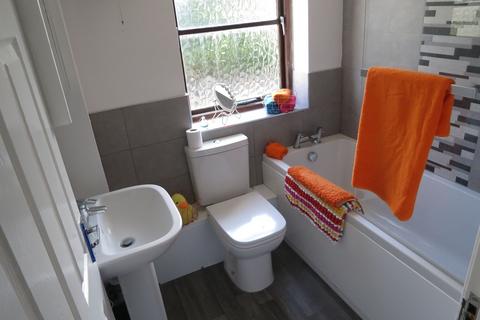 2 bedroom house to rent, Avon Gardens, Nottingham NG2
