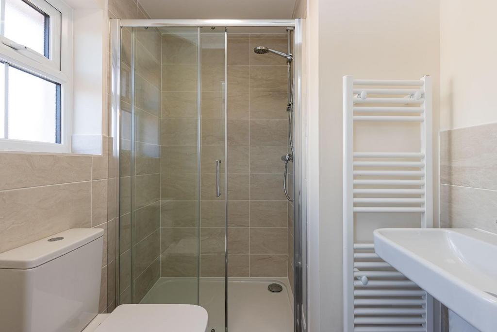 16 - En Suite.jpg