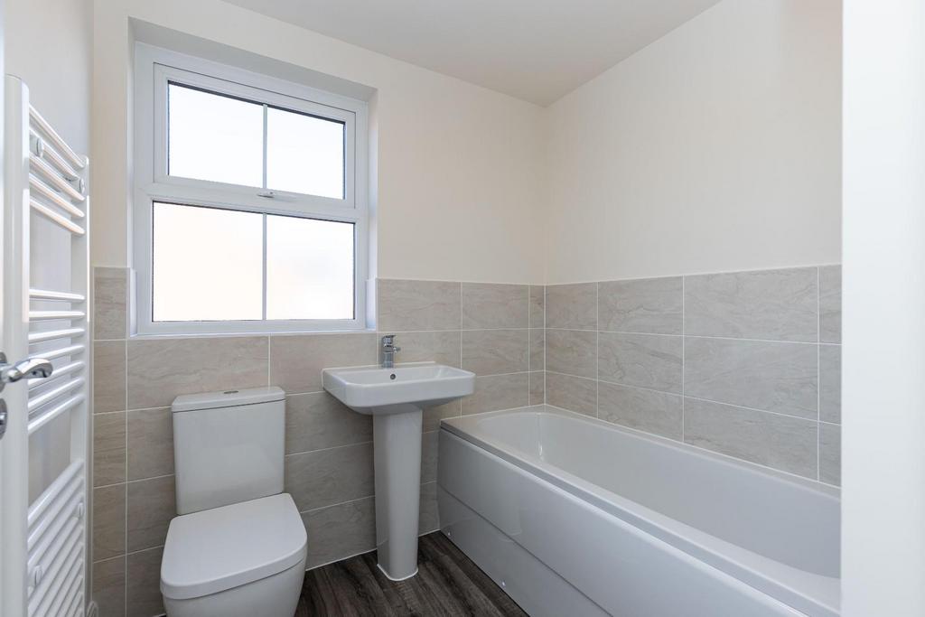 20 - Bathroom.jpg