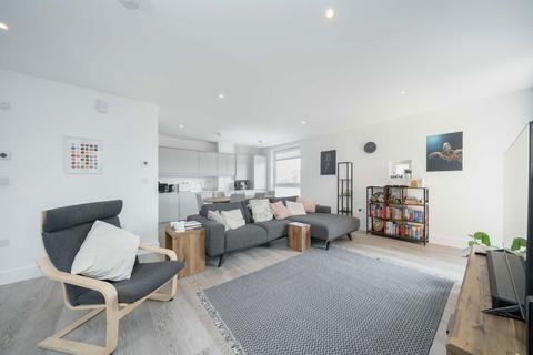 2 bedroom flat to rent, Edgewood Mews, London N3