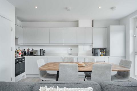 2 bedroom flat to rent, Edgewood Mews, London N3